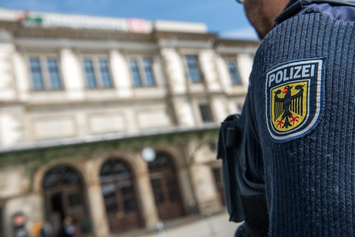 Festnahme am Bahnhof Weiden: Gesuchter Straftäter landet im Gefängnis