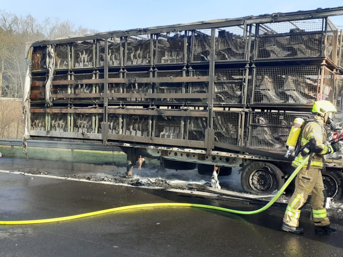 Feuer auf der A27: Sattelauflieger brennt, großer Stau entsteht!