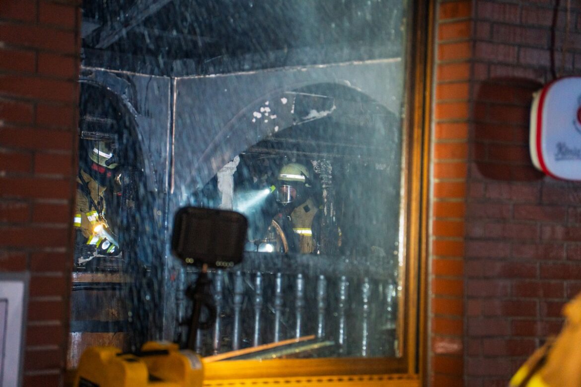 Feuer in Menden: Feuerwehr rettet sechs Personen aus brennendem Restaurant!