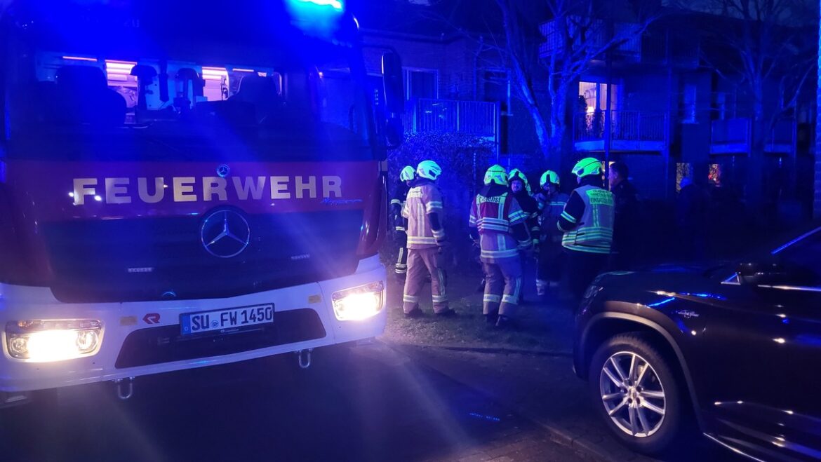 Feuer in Sankt Augustin: Feuerwehr rettet zwei Verletzte aus Brandwohnung