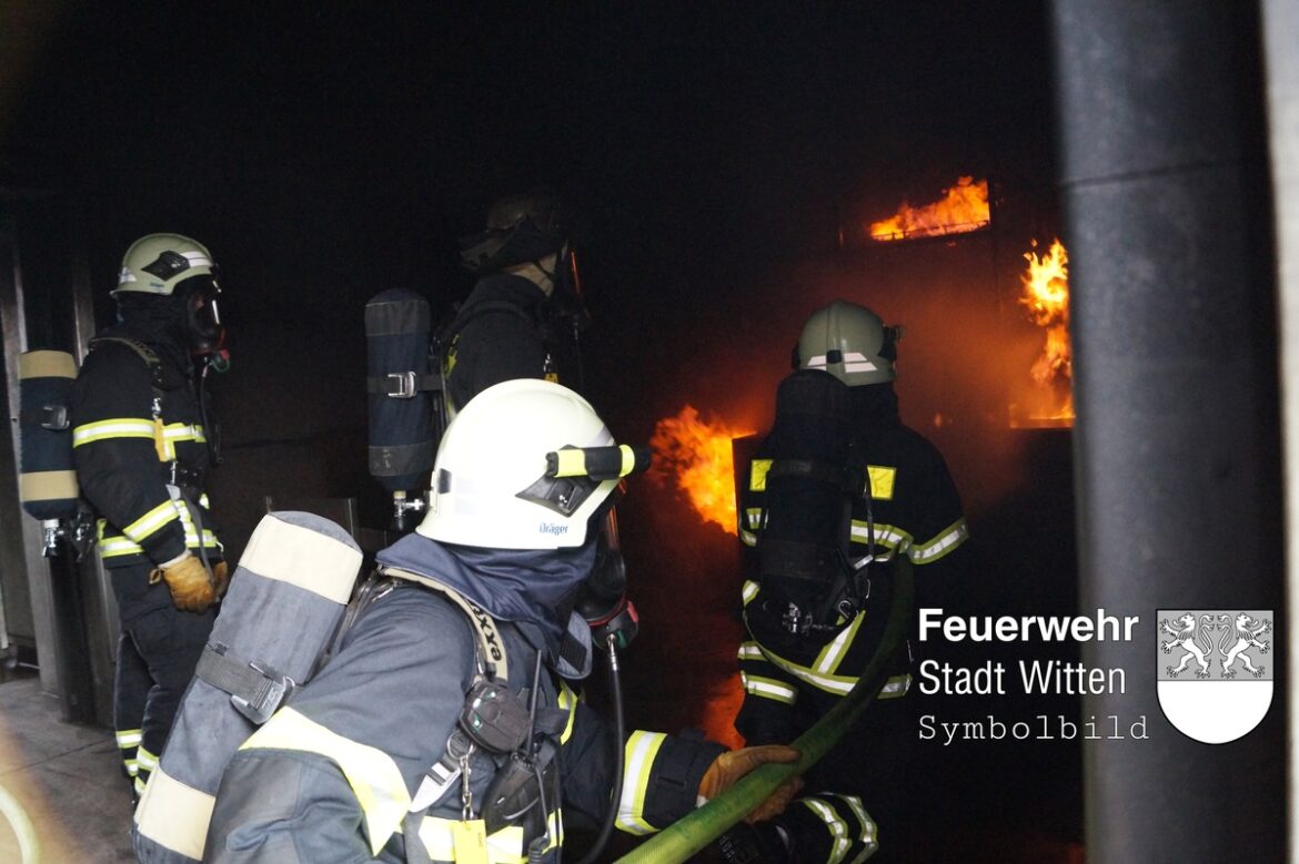 Feuer in Witten: Werkstatt in Flammen – Einsatzkräfte retten Situation!