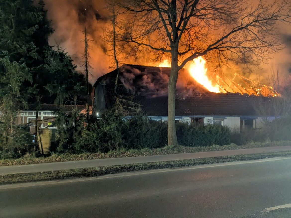 Feuerdrama in Varel: ehemaliges Bauernhaus vollständig zerstört!