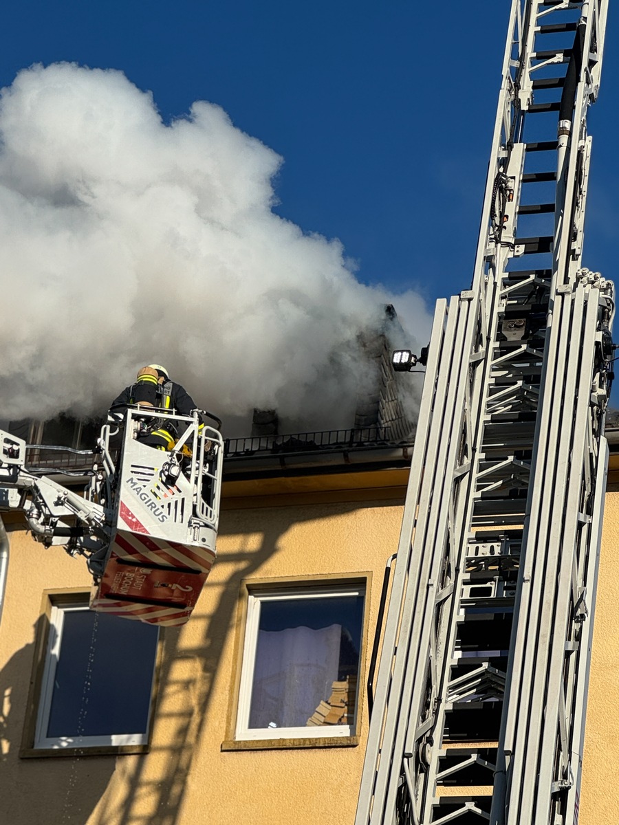 Feuerwehr Bochum: Dramatischer Brand im Kolpinghaus – Eine Person verletzt!