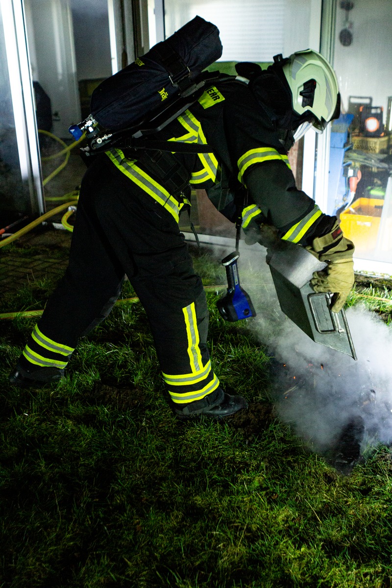 Feuerwehr Iserlohn kämpft gegen Zimmerbrand in der Königsberger Straße!