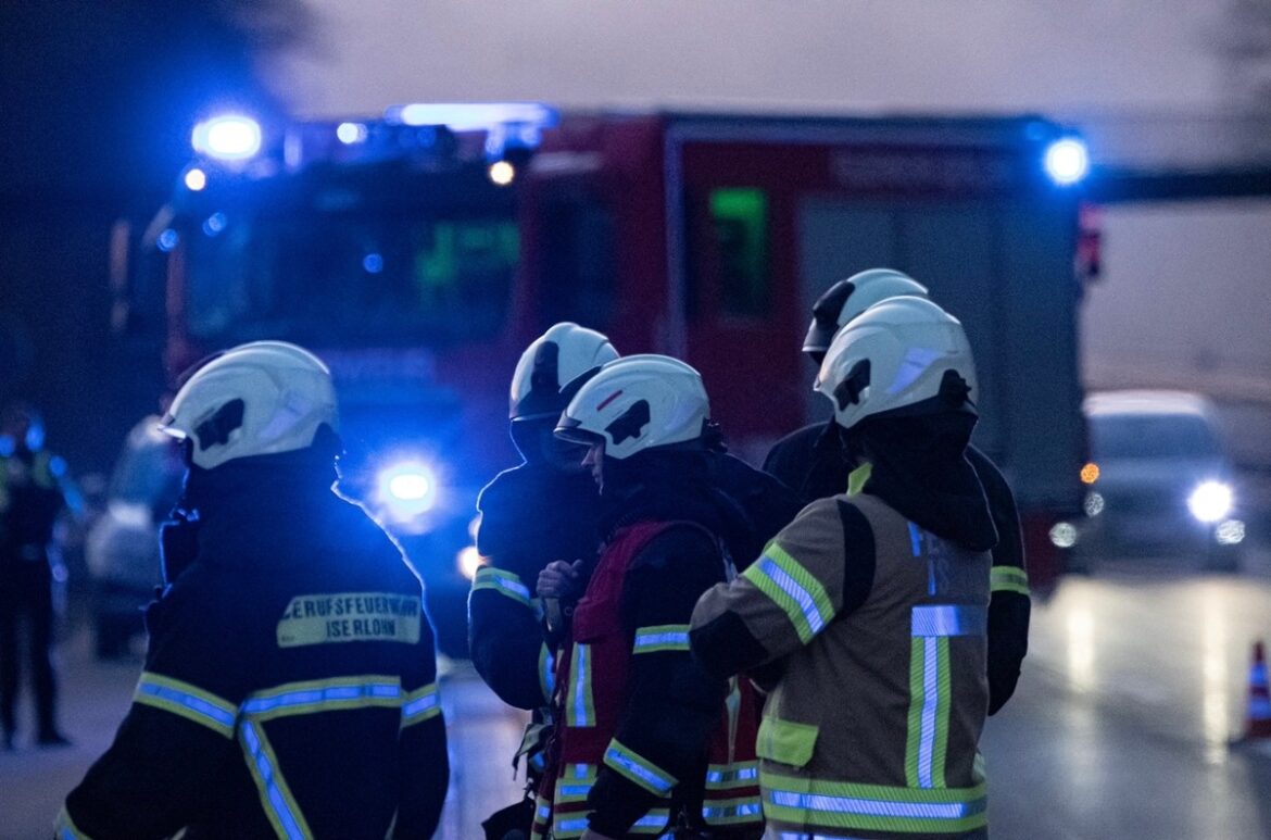 Feuerwehr Iserlohn löscht brennenden PKW auf der A46 – Verkehr betroffen!