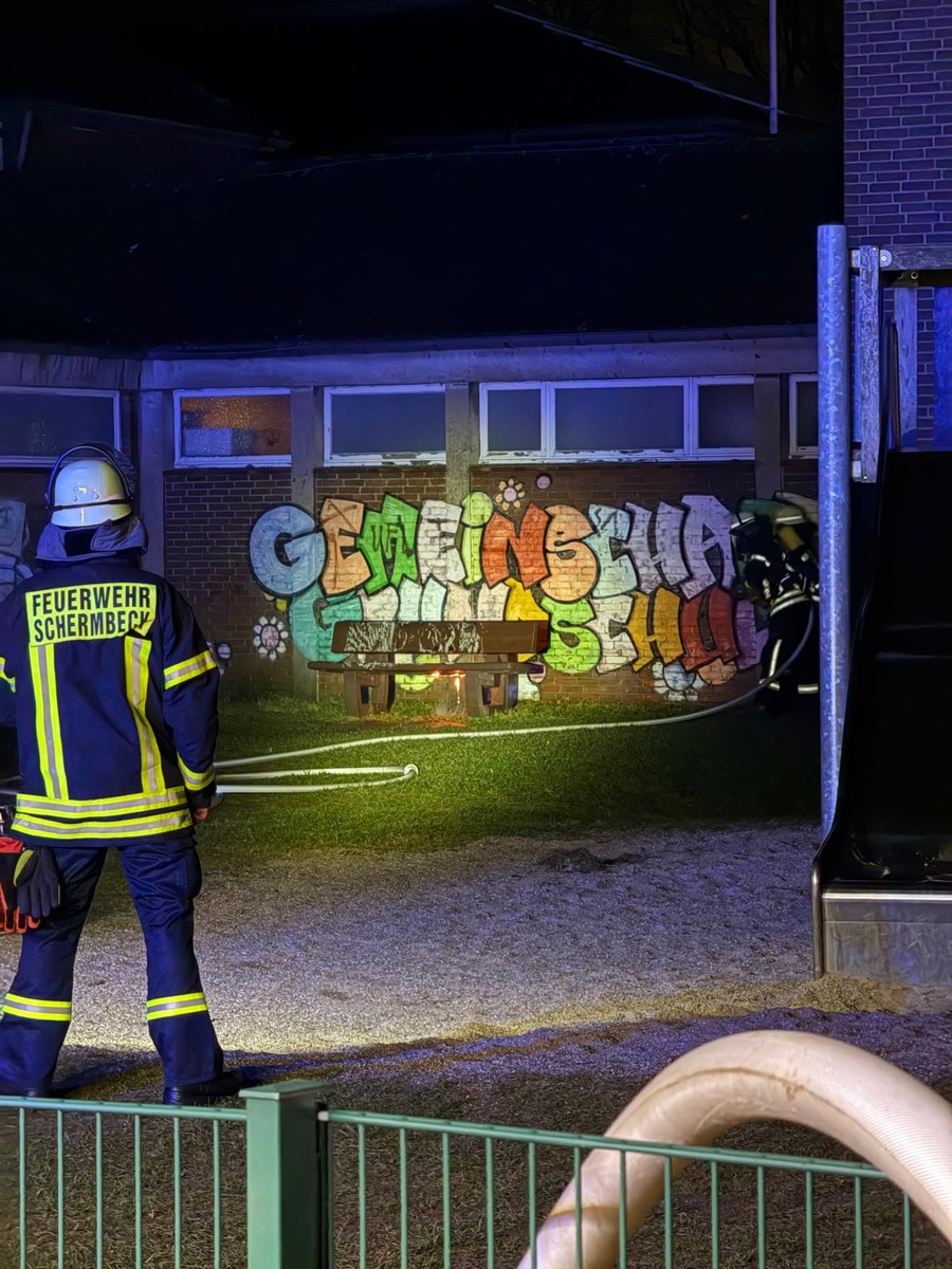 Feuerwehr Schermbeck: Brand an Schule – Kunststoffbank ging in Flammen auf!