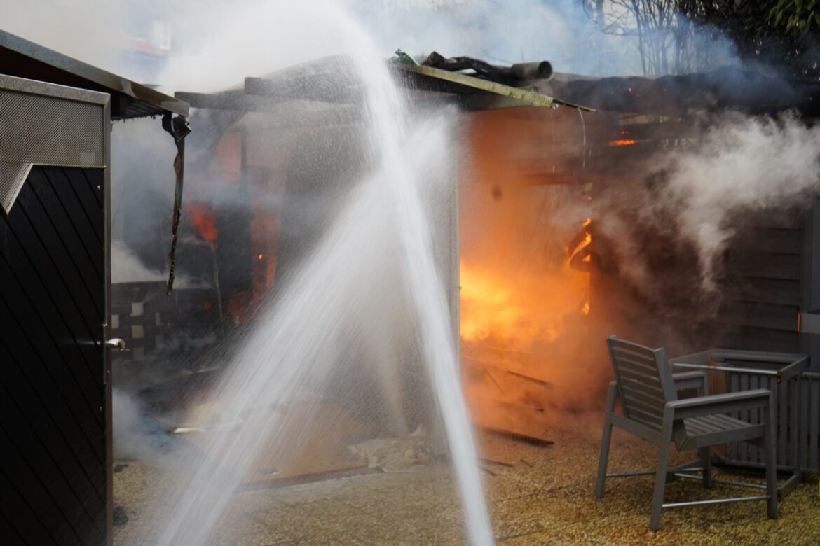 Feuerwehr Vluyn rettet Gartenlaube: Dramatischer Carportbrand gelöscht!