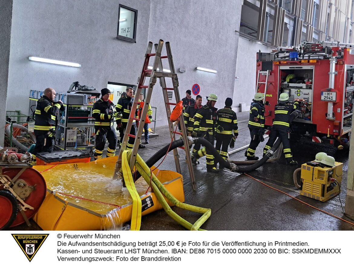 Feuerwehr im Dauereinsatz: Riesiger Wasserschaden im Münchner Einkaufszentrum!