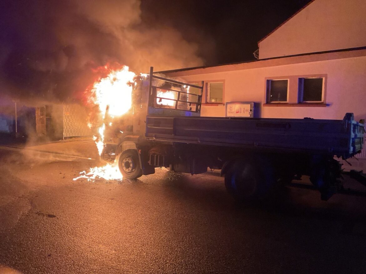 Flammeninferno in Dortmund: Lkw und Lieferwagen werden ein Raub der Flammen!