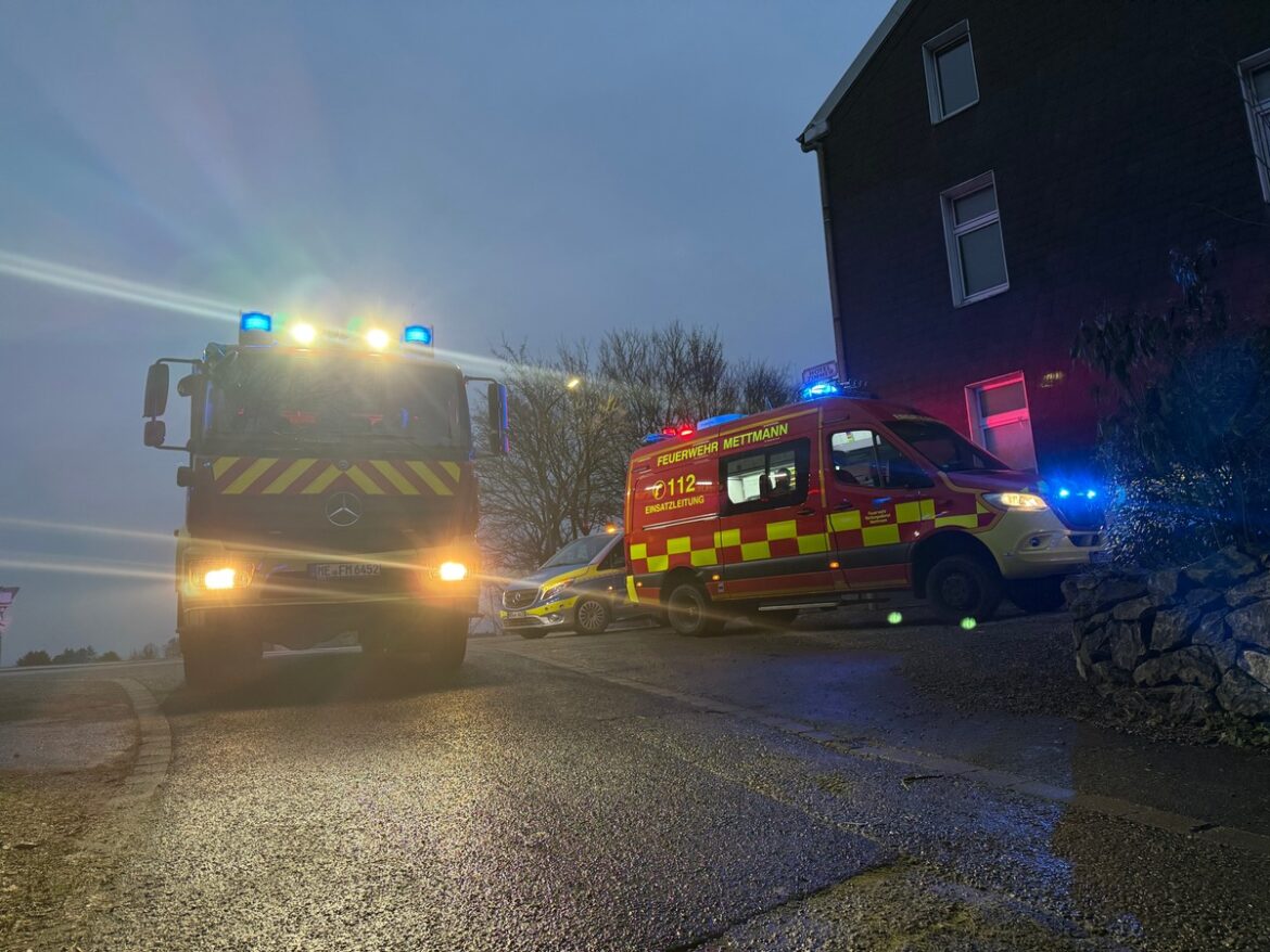 Gasausströmung in Mettmann: Feuerwehr rettet Bewohner und Tiere!