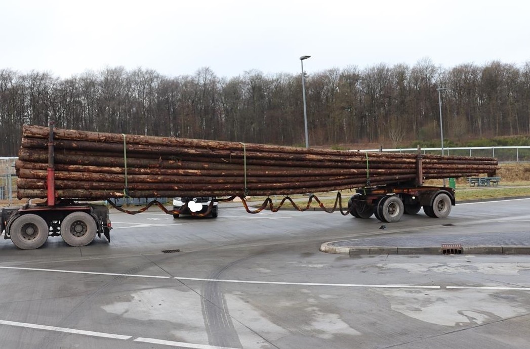 Gefährlicher Holztransport: Fahrer mit 15 Tonnen Übergewicht gestoppt!