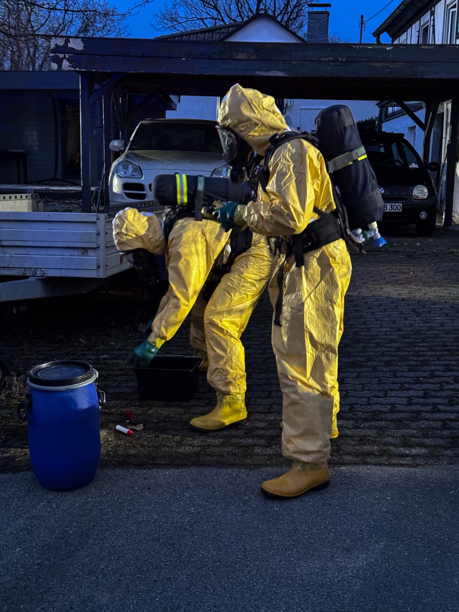 Gefahr durch Buttersäure: Feuerwehr Wenden im Großeinsatz in Hünsborn