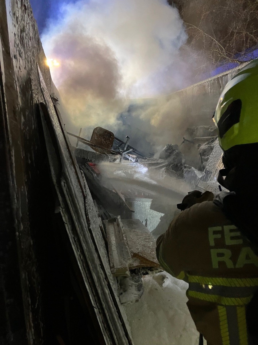 Großalarm in Ratingen: Containerbrand an Schule schnell unter Kontrolle!