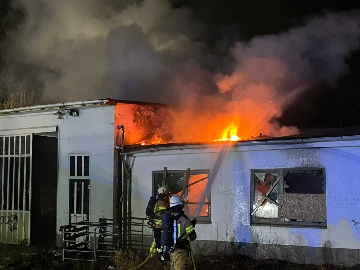 Großbrand in Lehe: Feuerwehr kämpft gegen Feuer im leerstehenden Gebäude