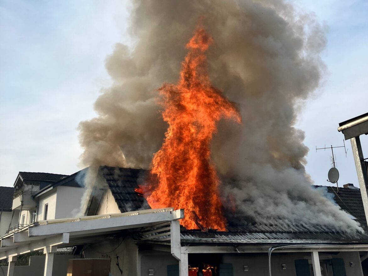 Großer Brand in Hebborn: Einfamilienhaus in Flammen! Feuerwehr im Einsatz!