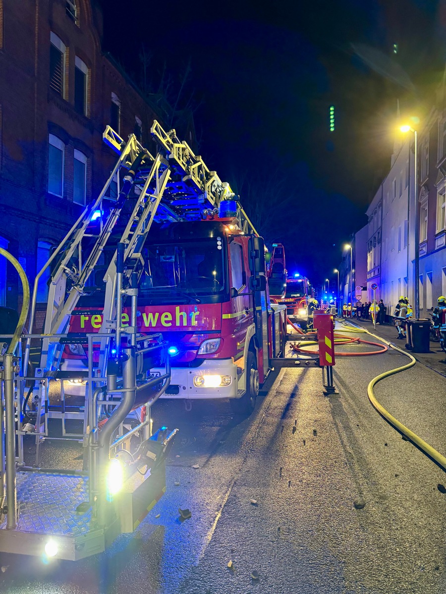 Großer Dachstuhlbrand in Neustadt: Feuerwehr rettet angehörige!