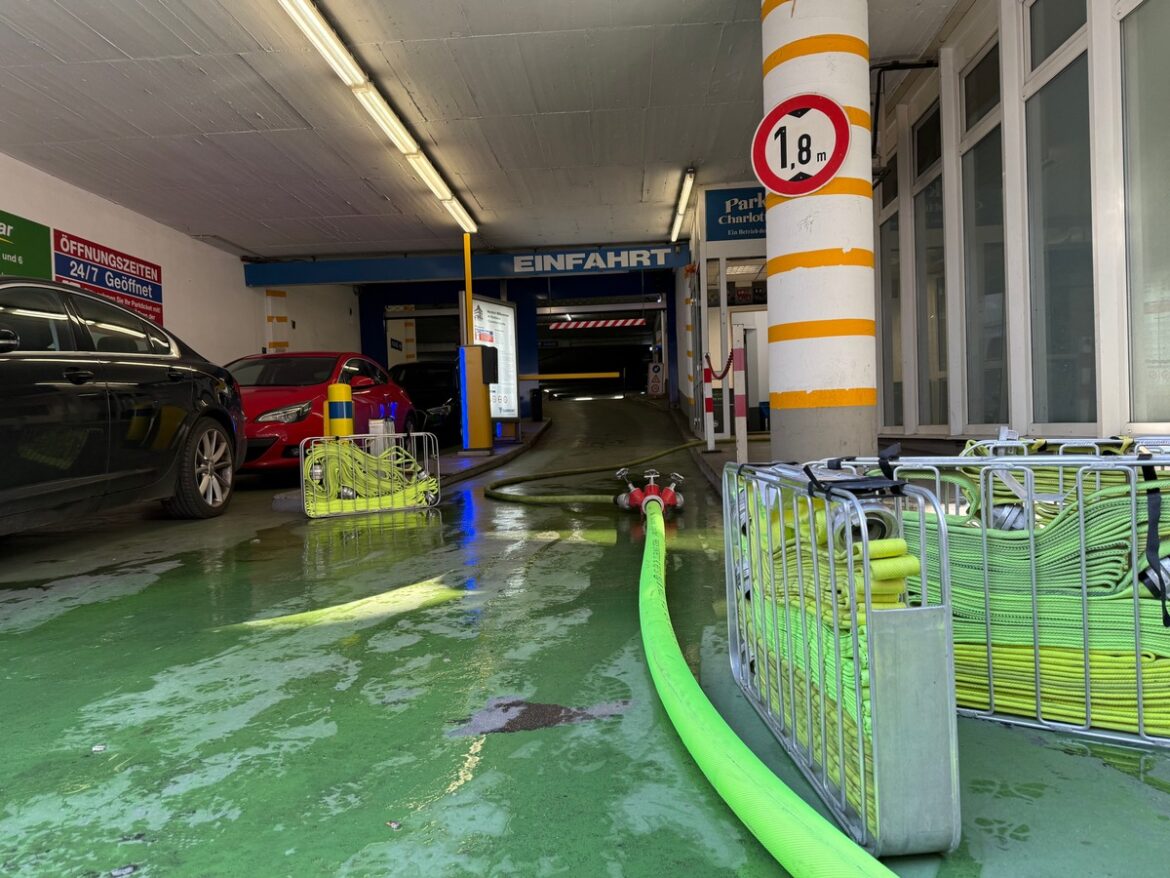 Großgarage in Düsseldorf brennt: Feuerwehr im Großeinsatz!