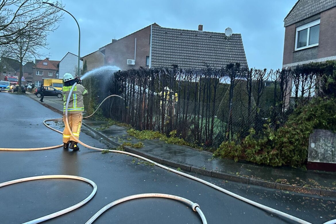 Heckenbrand in Goch: Feuerwehr kämpft gegen die Flammen!