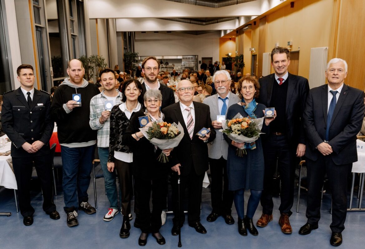 Heldentaten in Kassel: Polizei verleiht 25. Medaille für Zivilcourage!