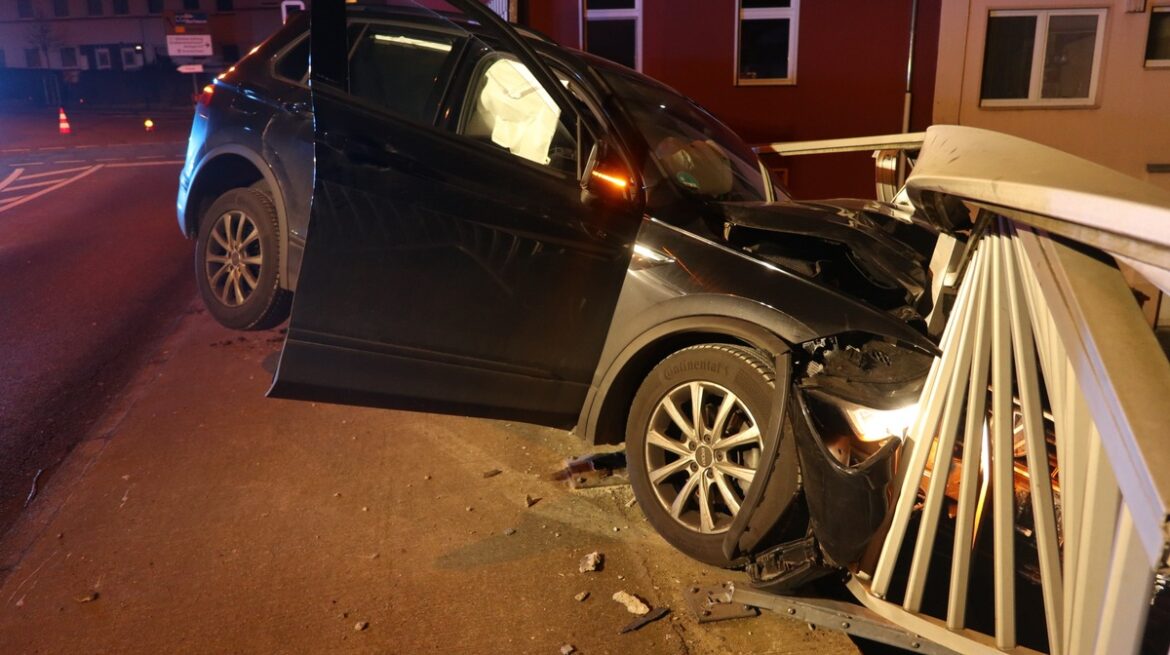 Junger Mettmanner verliert Kontrolle: Auto kracht in Brüstung!