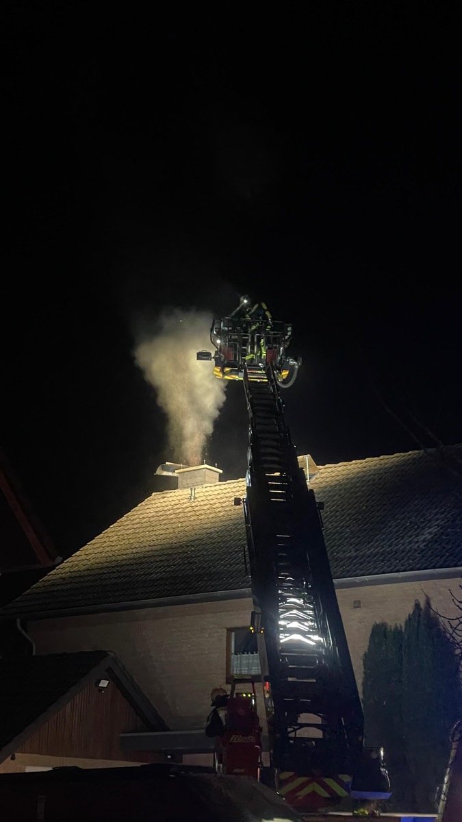 Kaminbrand in Horn-Bad Meinberg: Feuerwehr rettet Haus vor Flammen!