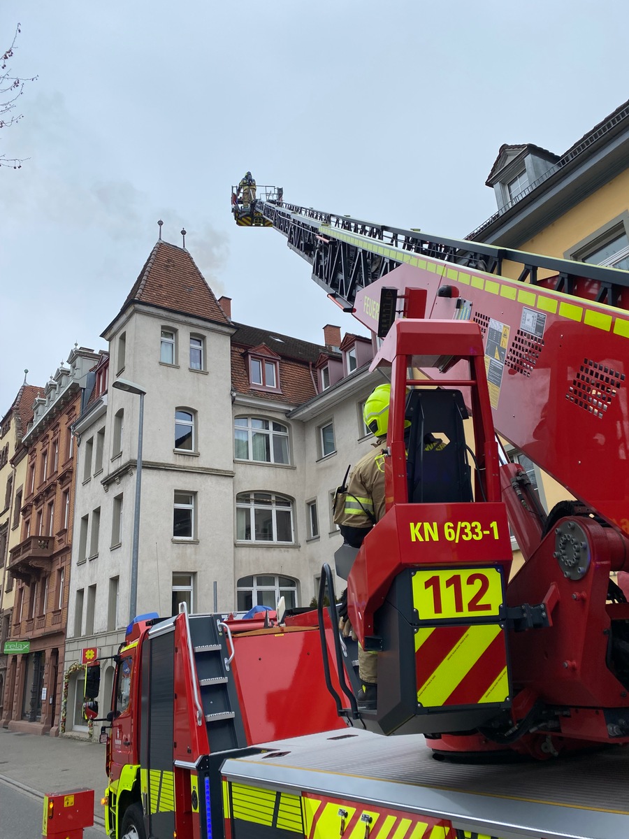 Kaminbrand in Konstanz: Feuerwehr rettet Bewohner aus rauchgefülltem Gebäude