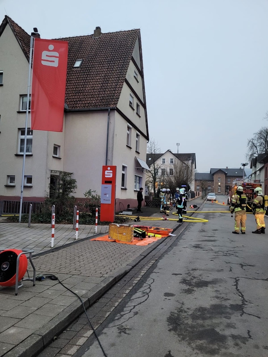 Kaminbrand in Lügde: Feuerwehr im Großeinsatz gegen alarmierende Verrauchung!