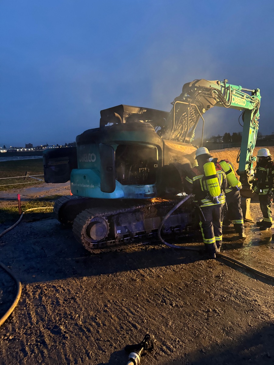 Kettenbagger in Flammen: Feuerwehr kämpft gegen drohende Umweltgefahr