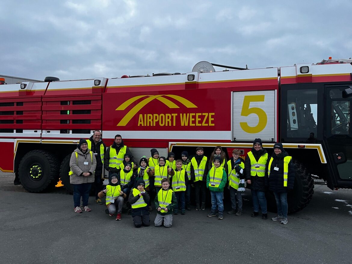 Kranenburger Kinderfeuerwehr erlebt aufregenden Tag bei Flughafenfeuerwehr!