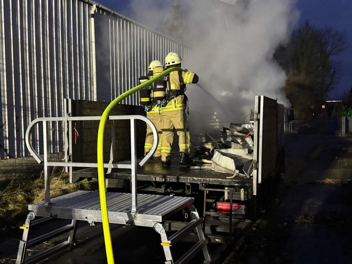 LKW-Brand in Hämelerwald: Schnelles Eingreifen der Feuerwehr rettet Halle!