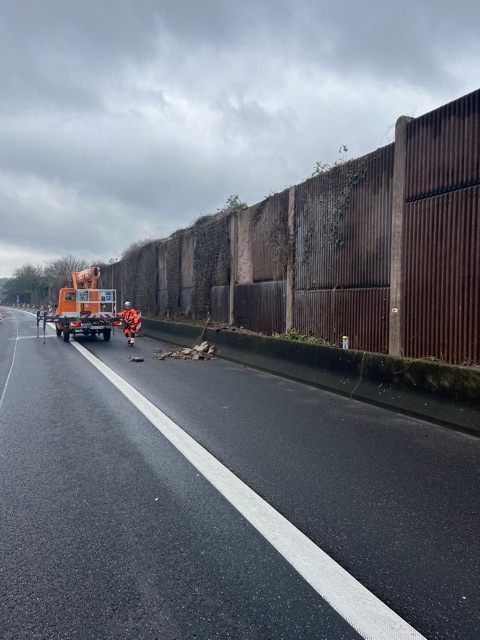 Lärmschutzwand stürzt auf A66: Verkehr für Stunden gesperrt!