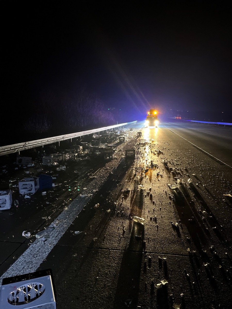 Lkw-Unfall auf A9: Fahrer weicht Tier aus und verliert Kontrolle!