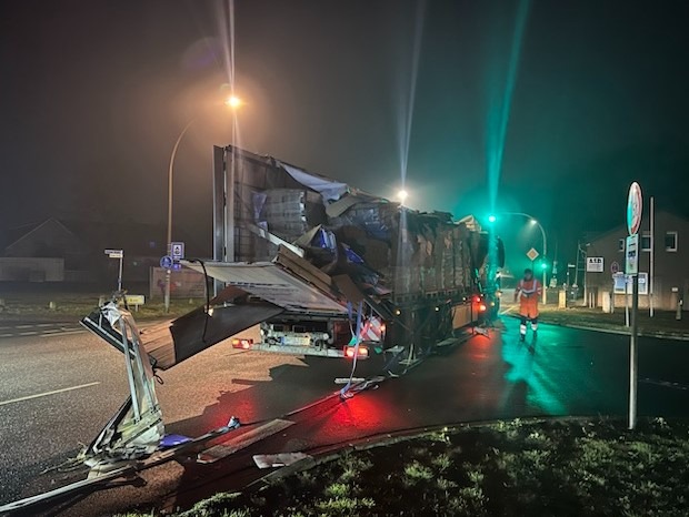 Lkw-Unfall in Drebber: Auflieger reißt am Baum auf! Fahrer bleibt unversehrt