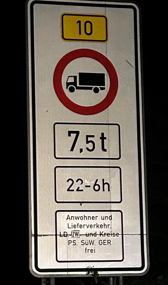 Nachtfahrverbot auf B10: Polizei schreitet ein und trifft unberechtigten Lkw!