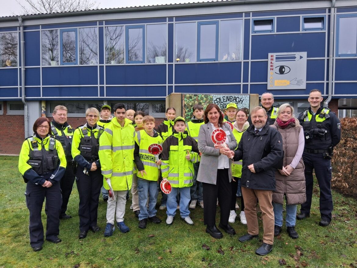 Neue Verkehrshelfer: Sicherheit für Erlenbacher Grundschüler garantiert!