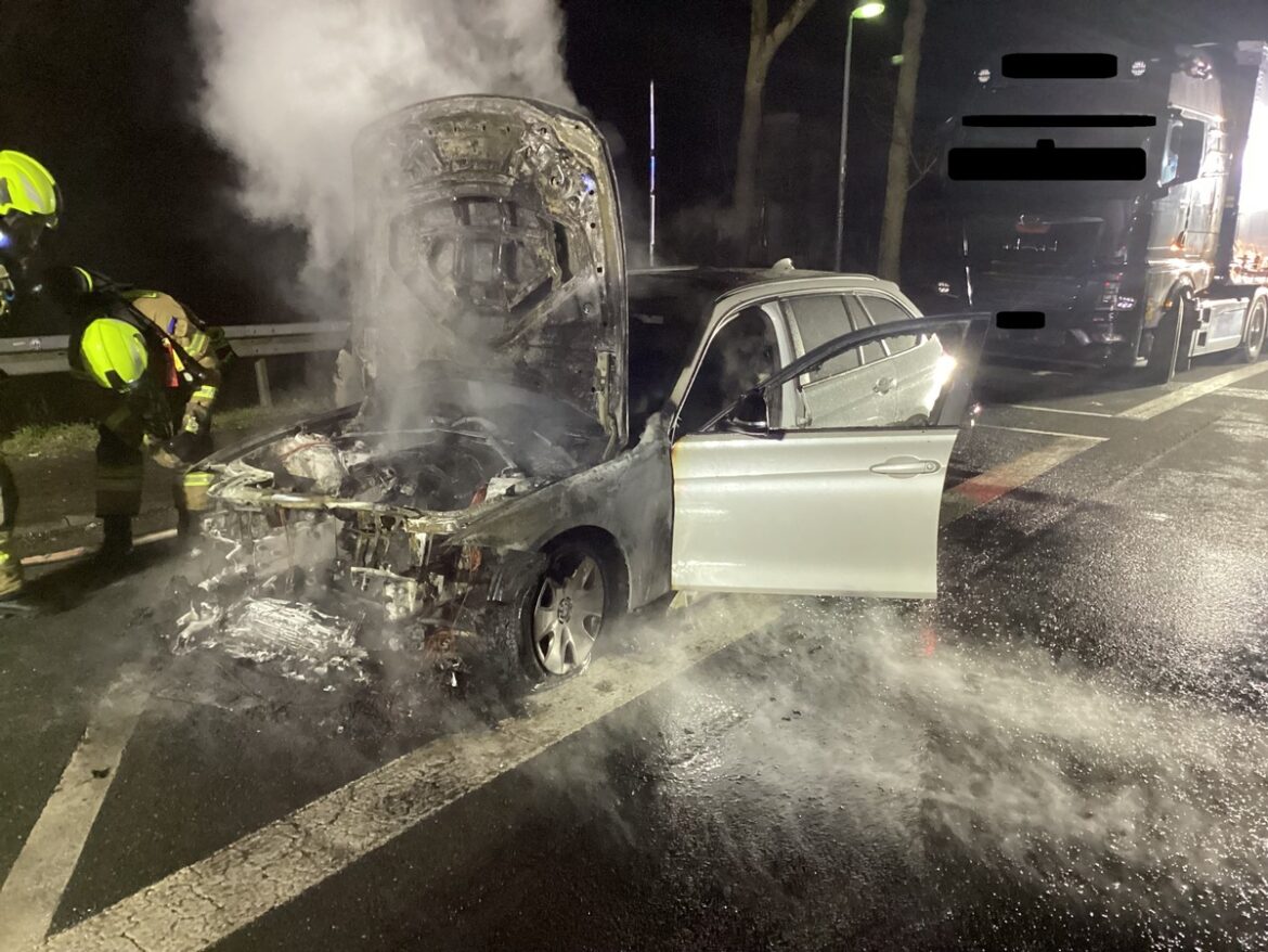 PKW-Brand auf Autobahn 33: Feuerwehr Paderborn im Einsatz!