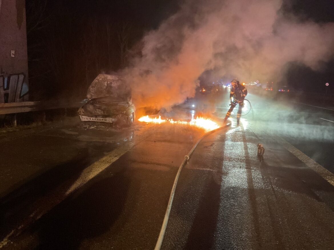 PKW-Brand auf BAB 45: Feuerwehr sorgt für Rettungsgasse im Stau