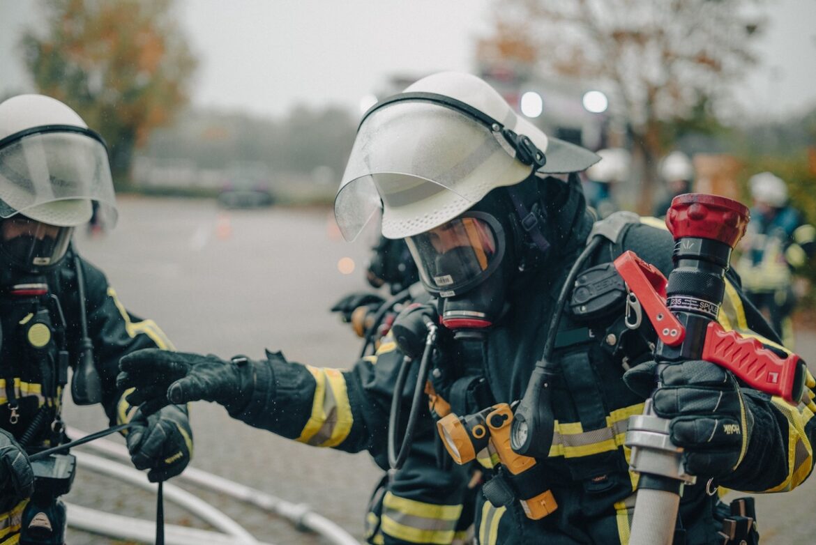 PKW-Brand unter Carport: Feuerwehr Moers im Großeinsatz!