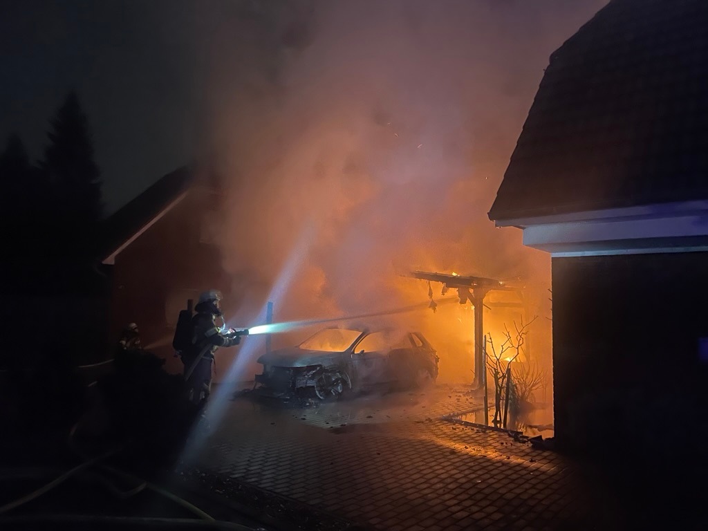 PKW-Unter-Carport in Bremerhaven: Feuerwehr stoppt Flammeninferno!