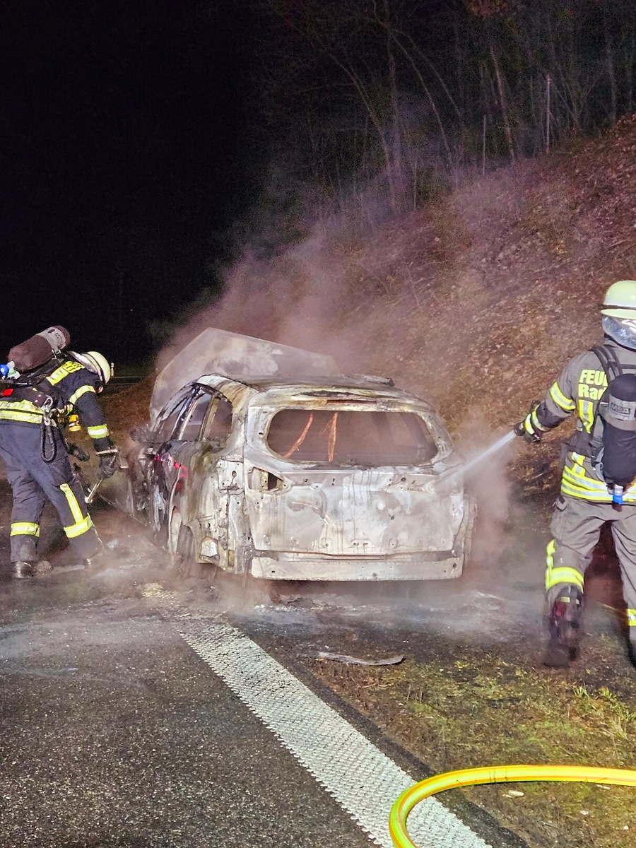 PKW in Vollbrand auf B 33: Feuerwehr Radolfzell im Einsatz!