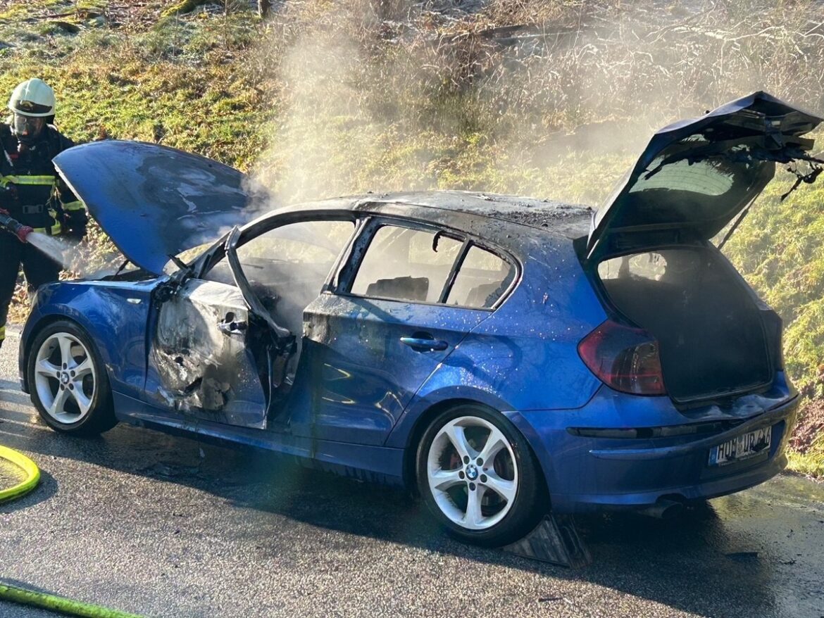 Pkw-Brand auf L354: Fahrer kann sich in letzter Sekunde retten!