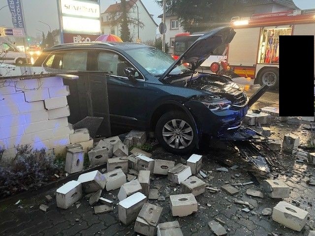 Rasante Fahrt endet in Schreck: 81-Jähriger rammt Pflegeheim-Mauer!