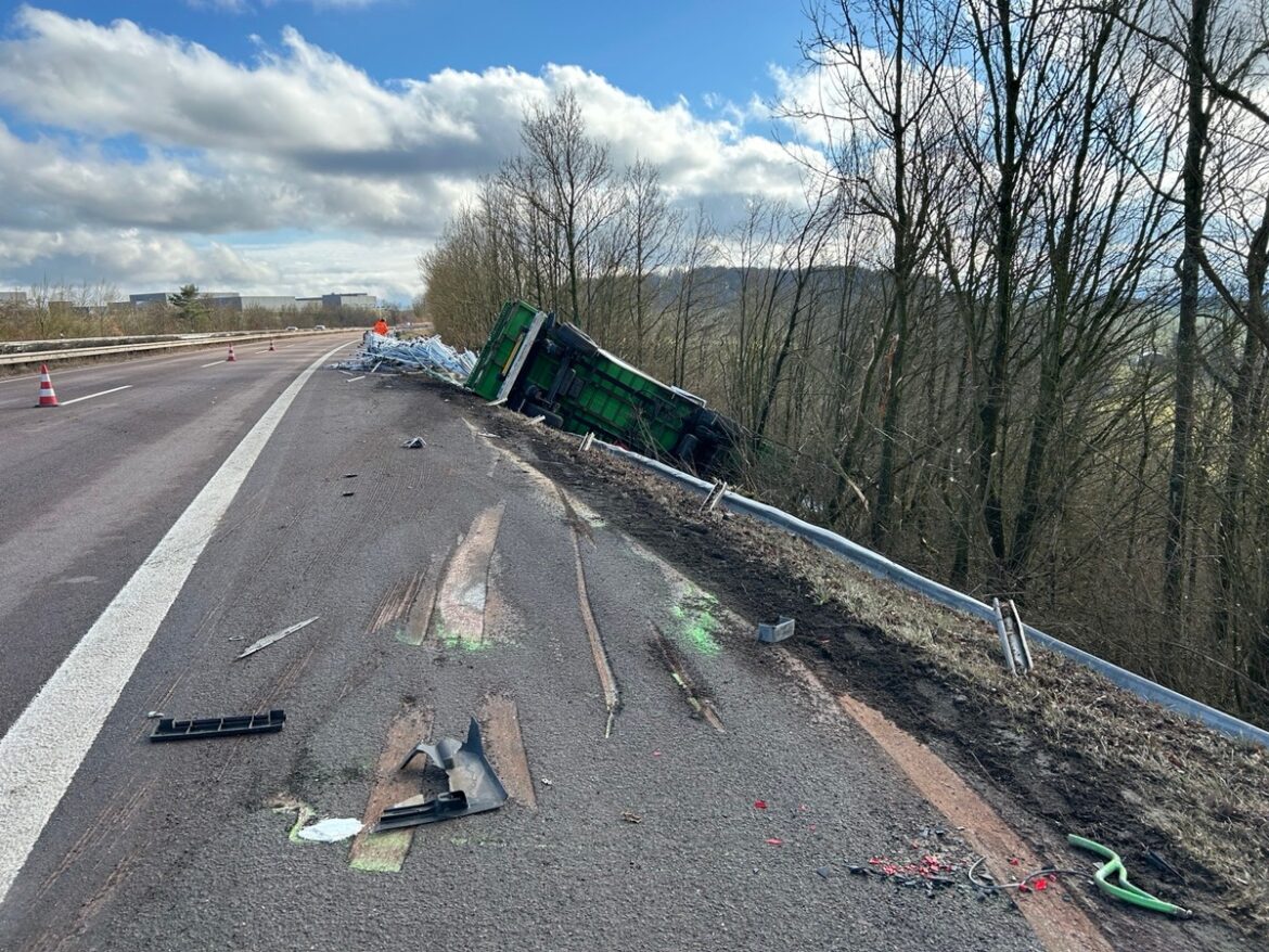 Rasanter Verkehrsunfall: Sattelzug kracht in Sicherungsfahrzeug!