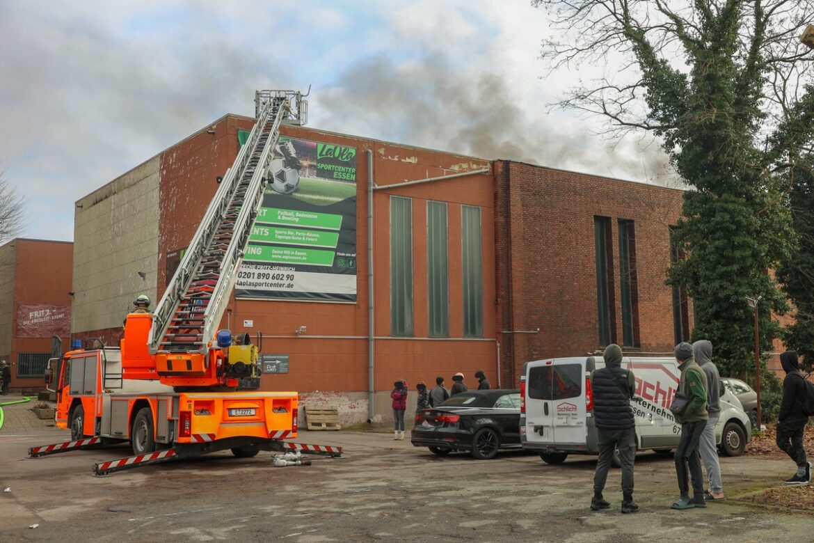 Raus aus dem Rauch! Feuerwehr Essen kämpft gegen verheerenden Brand