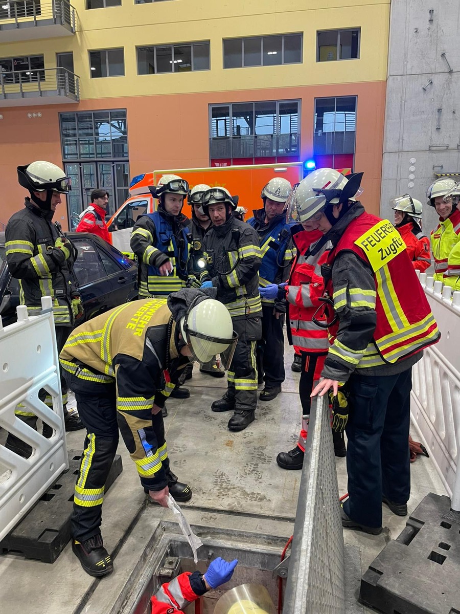 Realistische Notfallsimulation: Feuerwehr Wetter trainiert für den Ernstfall