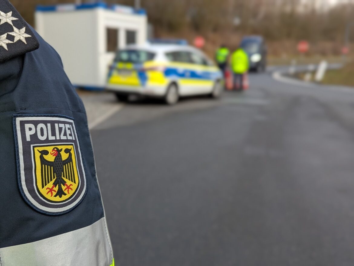 Renitente Rumänin schlägt bei Grenzkontrolle zu – Bundespolizei alarmiert!