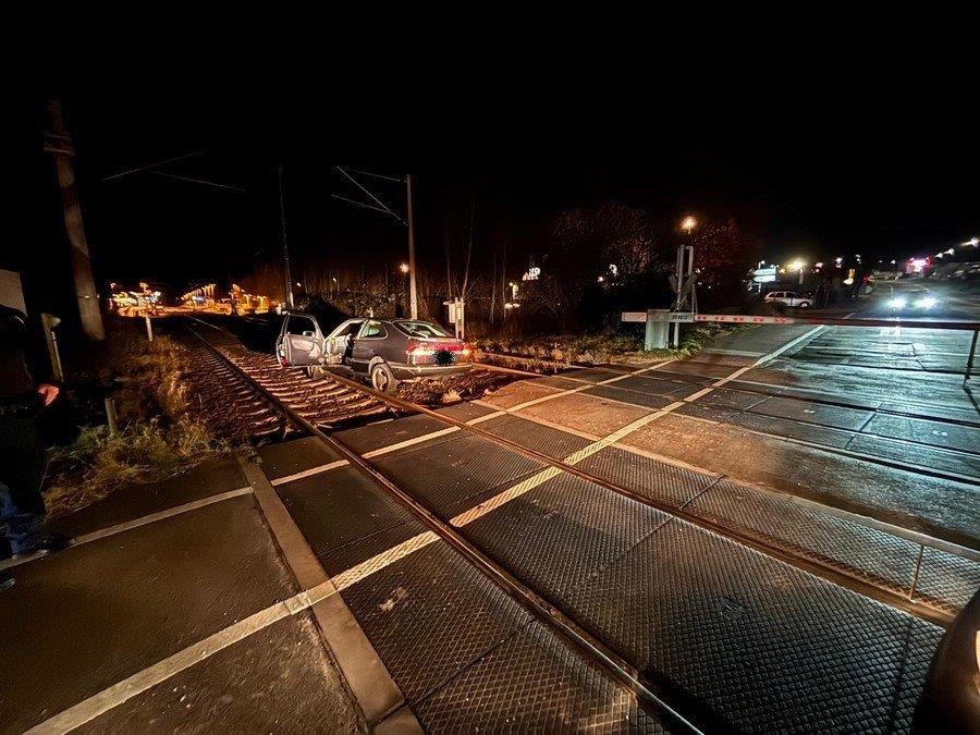 Rentnerin bleibt mit Auto auf Schienen stecken – Bürger gerettet!