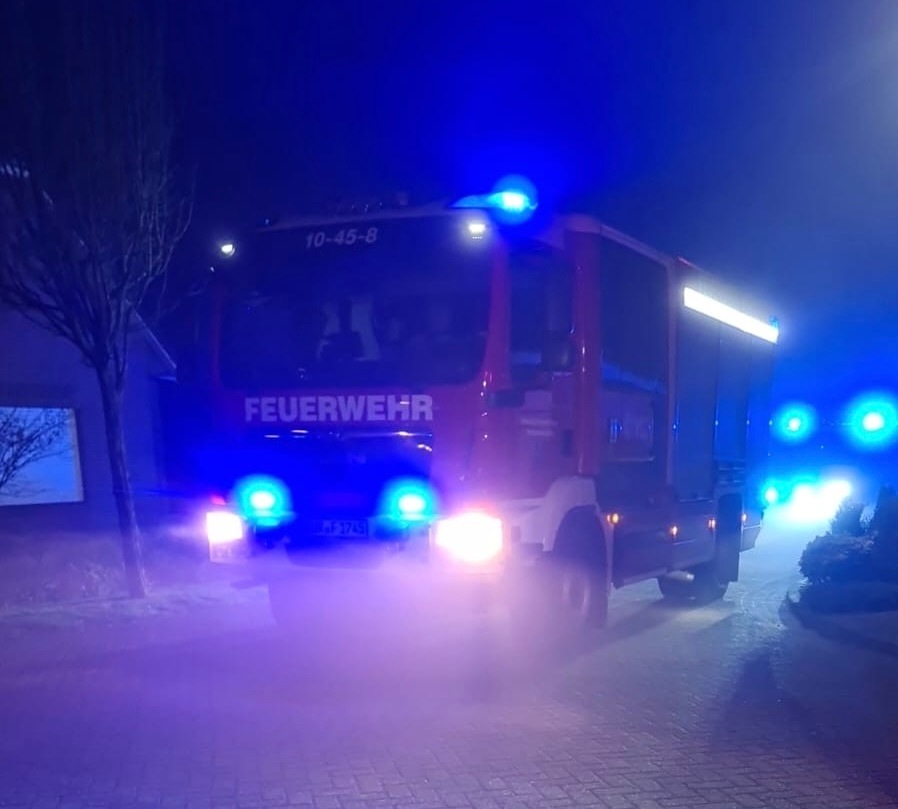 Rettung in Aurich: Feuerwehr öffnet Tür nach medizinischem Notfall!