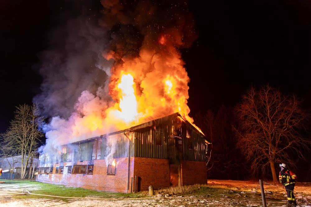 Rieseneinsatz in Rickling: Feuerwehr löscht lodernde Scheune!