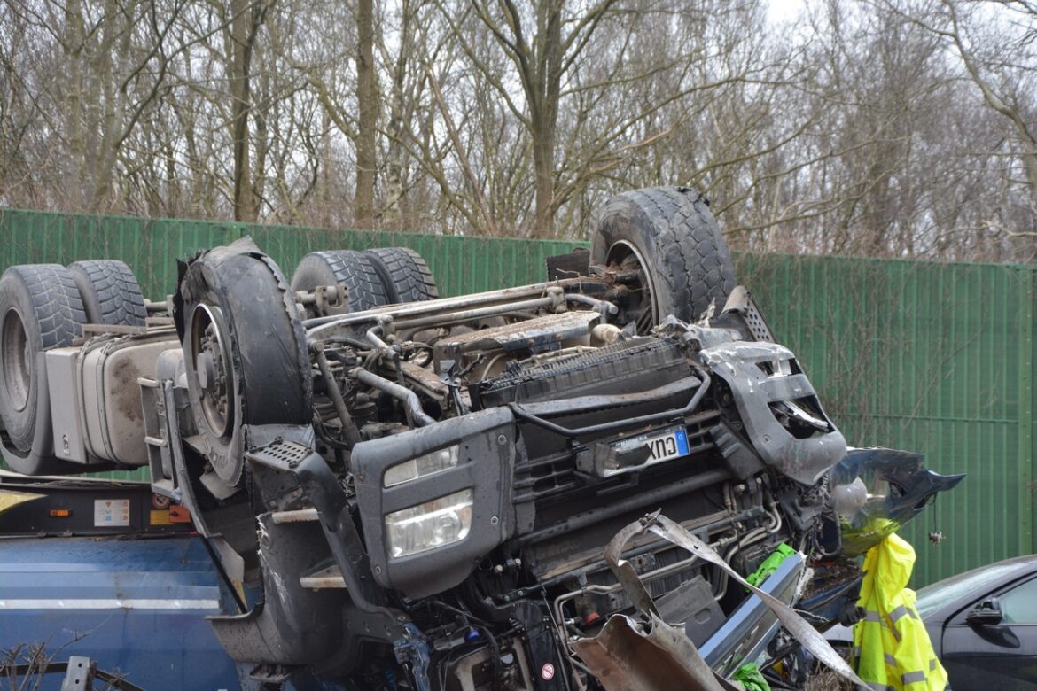 Sattelzug-Unfall auf A27: Vollsperrung und zwei Verletzte!